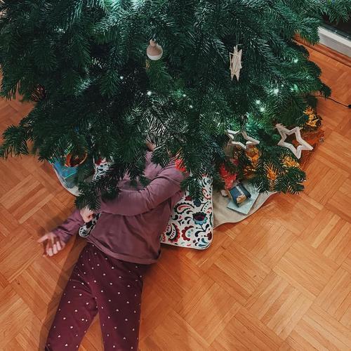 Und dann muss man ja auch noch Zeit haben rumzuliegen und von unten in den Tannenbaum zu schauen. Oder? 🥰