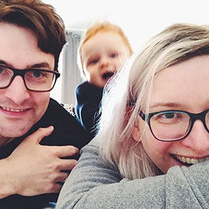 Anika, Bodo und Marike liegen übereinander und lachen in die Kamera